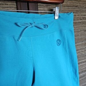 Lululemon mid-rise, wide leg turquoise pants, Size 8 (full length)